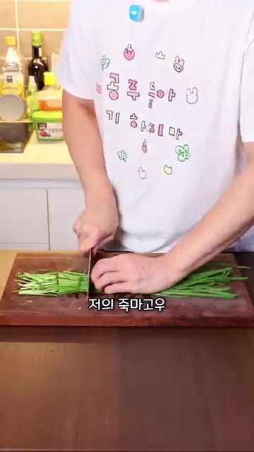 끓는 육수에 순대를 넣고 취향껏 부추를 넣는다. 순대는 끓기 전에… — 라면만큼 간단한 순대국밥 레시피