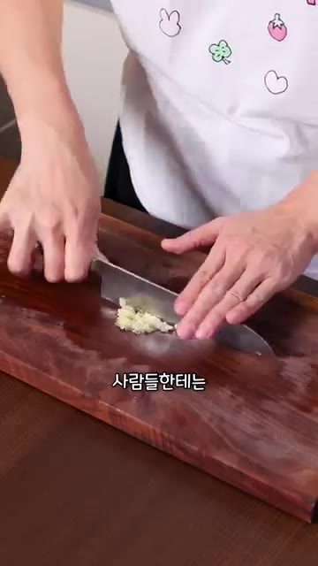 들깨가루 2큰술을 넣고 후추와 소금으로 간을 맞춘다. — 라면만큼 간단한 순대국밥 레시피