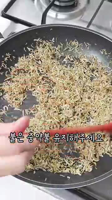 볶아둔 잔멸치를 넣고 중약불에서 볶아주세요. 간장 1큰술, 맛술 1… — 칼슘 흡수 200% 멸치볶음 레시피