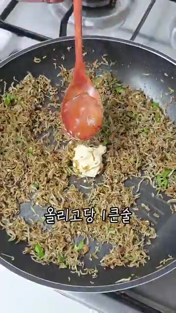 마요네즈 반큰술과 올리고당 1큰술을 넣고 빠르게 볶은 뒤 불을 꺼주세요. — 칼슘 흡수 200% 멸치볶음 레시피