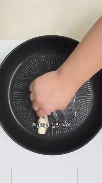 식빵 2장을 반으로 잘라 준비합니다. — 바쁜 아침 빠르게 만드는 원팬토스트! 햄치즈계란토스트 만들기