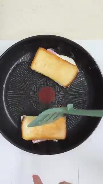 햄 2장씩 올리고 케첩을 뿌린 후 치즈 1장씩 올립니다. — 바쁜 아침 빠르게 만드는 원팬토스트! 햄치즈계란토스트 만들기