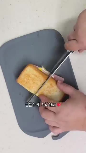 식빵을 반으로 접어 앞뒤 옆면을 노릇하게 구워 완성합니다. — 바쁜 아침 빠르게 만드는 원팬토스트! 햄치즈계란토스트 만들기