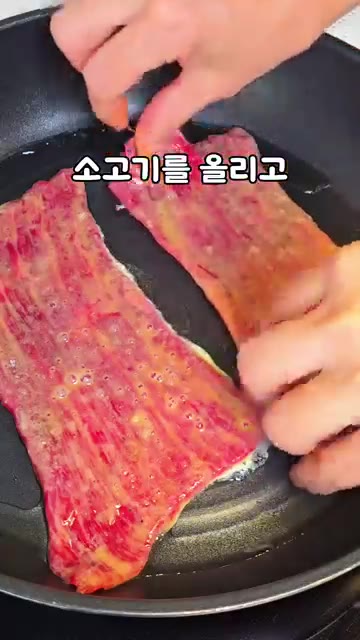 찹쌀가루를 묻힌 소고기에 계란물을 입혀줍니다. — 이영자가 수백 번 구워본 육전 레시피