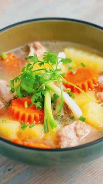 국물이 맑아지면 소금으로 간을 맞추고 대파를 올려 완성한다. — 한국 식당처럼 맛있는 소고기 무국을 만드는 비법