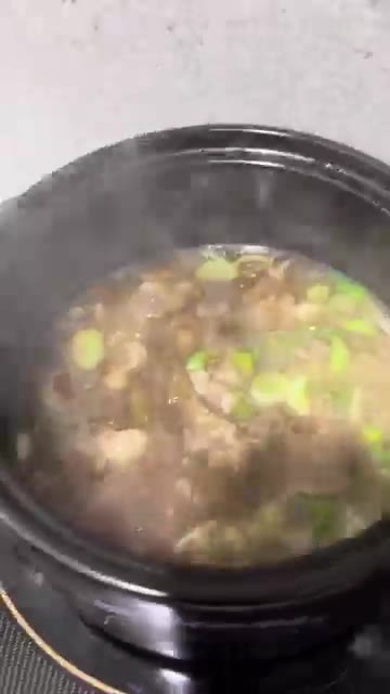 고기와 당면이 가득한 우삼겹 갈비탕을 밥과 김치와 함께 맛있게 즐깁니다. — 자취생의 우삼겹 갈비탕 레시피