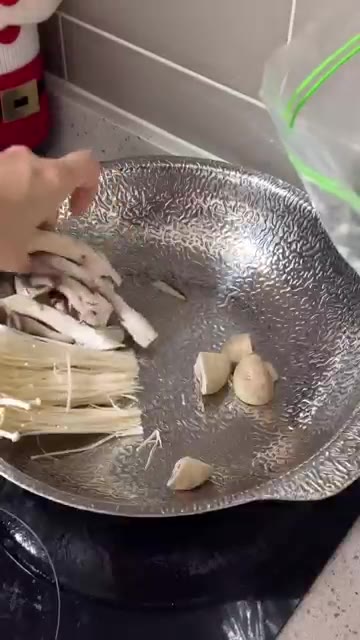 두부를 썰어 준비한다. — 10월 제철 표고버섯으로 만든 추위 싹 가시는 버섯전골