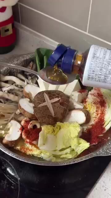 넓은 냄비에 준비한 채소와 두부, 버섯을 보기 좋게 담는다. 물을… — 10월 제철 표고버섯으로 만든 추위 싹 가시는 버섯전골