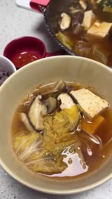 끓여서 맛있게 먹는다. — 10월 제철 표고버섯으로 만든 추위 싹 가시는 버섯전골