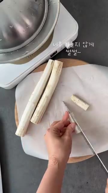 우엉을 껍질을 벗기고 먹기 좋은 크기로 썰어 김이 오른 찜기에서 1… — 푸욱~ 쪄서 짧게 볶아내요~