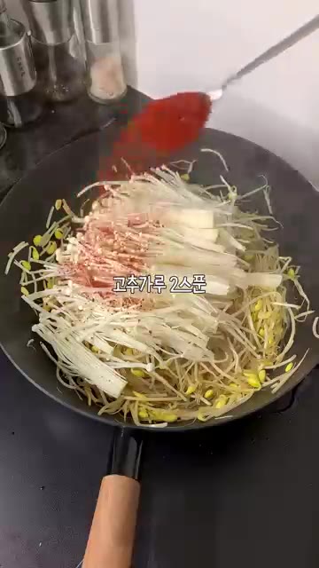 팽이버섯과 고춧가루 2큰술, 굴소스 2큰술, 설탕 또는 알룰로스 1… — 오독오독 식감천재 콩나물잡채