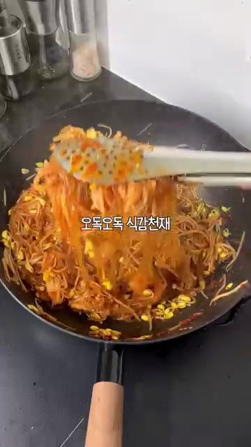 참기름을 몇 바퀴 둘러주면 오독오독 식감천재 콩나물잡채 완성입니다! — 오독오독 식감천재 콩나물잡채