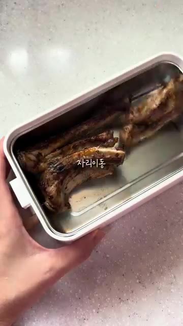 도시락 통에 남은 등갈비를 담는다. — 남은 등갈비와 밥으로 만든 도시락