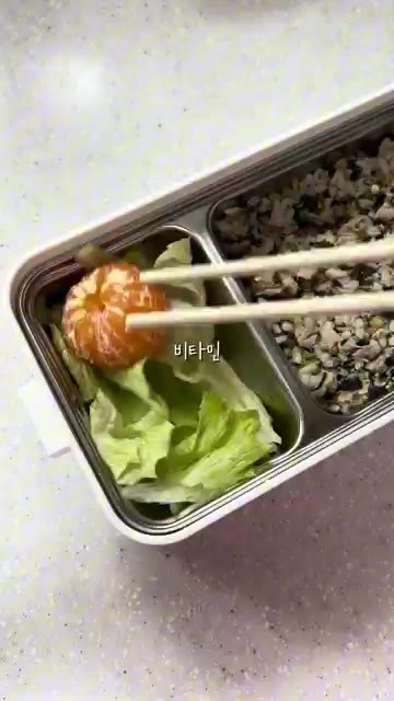 귤을 까서 양상추 위에 올린다. — 남은 등갈비와 밥으로 만든 도시락