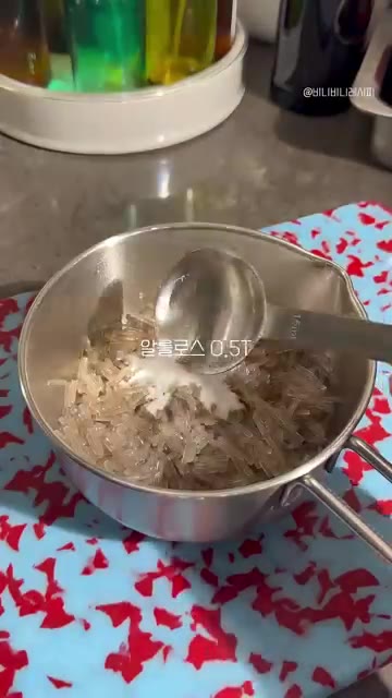당면을 먹기 좋게 자르고 알룰로스 0.5T, 간장 1T를 넣는다. — 당면 계란만두 만들기