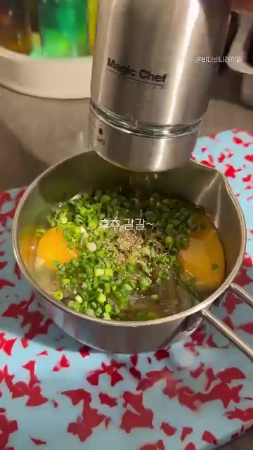후추를 갈아 넣는다. — 당면 계란만두 만들기
