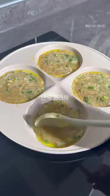 반죽을 팬에 동그랗게 올려준다. — 당면 계란만두 만들기