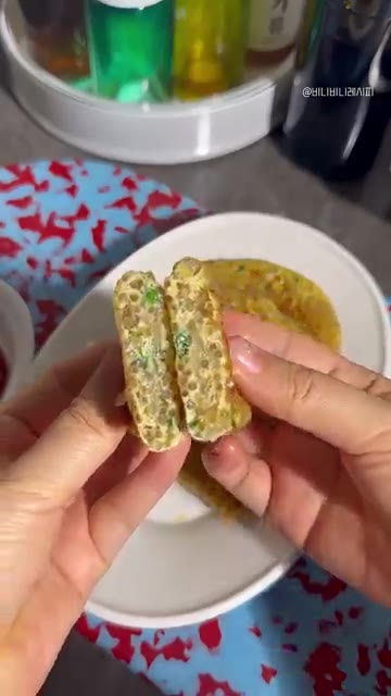 밀가루 없이도 정말 맛있는 당면 계란만두를 케첩에 찍어 먹는다. — 당면 계란만두 만들기