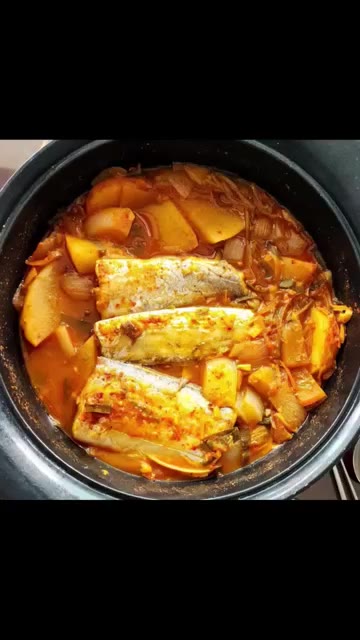 감자와 양파는 1cm 두께로 썰어줍니다. — 고등어 김치찜