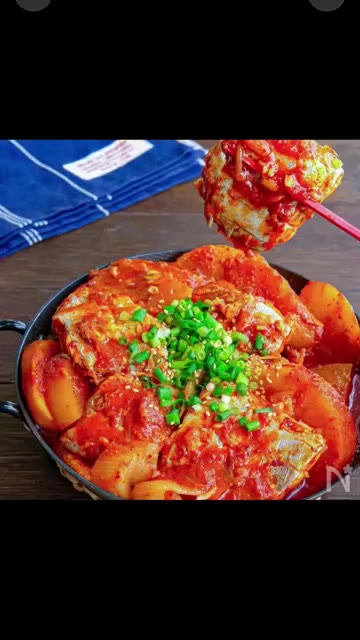 만들어둔 양념장과 물 400ml를 붓고 끓여줍니다. 국물이 졸아들… — 고등어 김치찜
