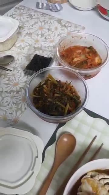 냄비에 무와 꽃게를 넣고 물 500ml를 부어 끓인다. — 꽃게탕 한 그릇 드실래요?