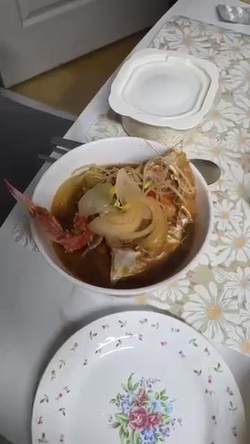 고춧가루 2큰술, 국간장 1큰술, 다진 마늘 1큰술을 넣고 간을 맞춘다. — 꽃게탕 한 그릇 드실래요?