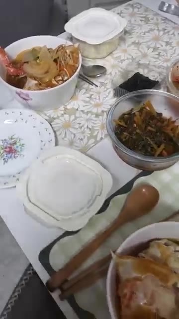콩나물을 넣고 뚜껑을 닫아 끓인다. — 꽃게탕 한 그릇 드실래요?