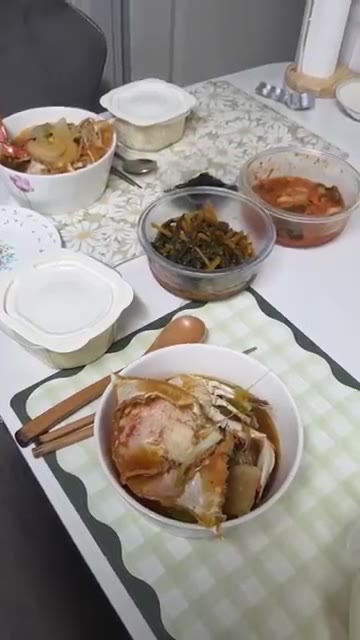 마지막으로 대파를 넣고 한소끔 끓여 완성한다. — 꽃게탕 한 그릇 드실래요?