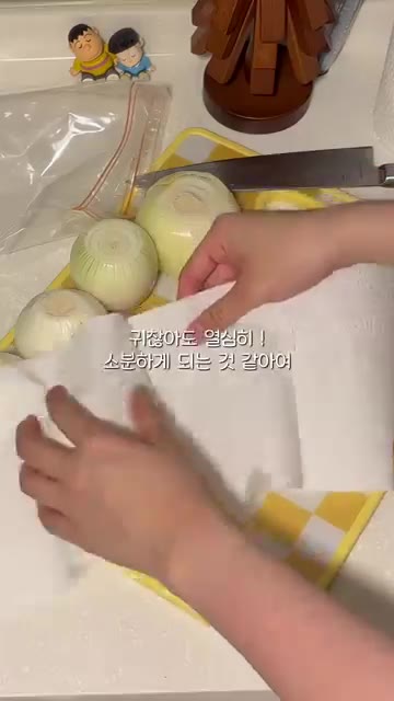 키친타월을 깔아주고 차곡차곡 넣어줍니다. 일부는 지퍼백에 보관합니다. — 한 달도 거뜬한 야채 소분 방법