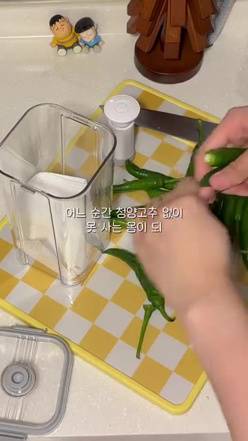 양파는 물에 씻지 않고 껍질만 벗겨 키친타월로 감싸 보관합니다. — 한 달도 거뜬한 야채 소분 방법