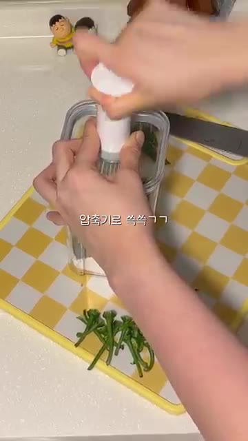 청양고추는 꼭지만 따서 다이소 진공용기에 세워서 담아줍니다. — 한 달도 거뜬한 야채 소분 방법