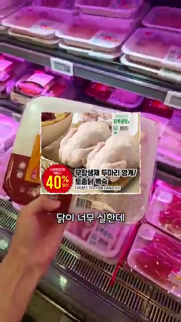 물이 끓으면 거품을 걷어내고 중약불로 줄여 35분간 삶아줍니다. — 삼계탕 대신 하이난 치킨라이스 만들기