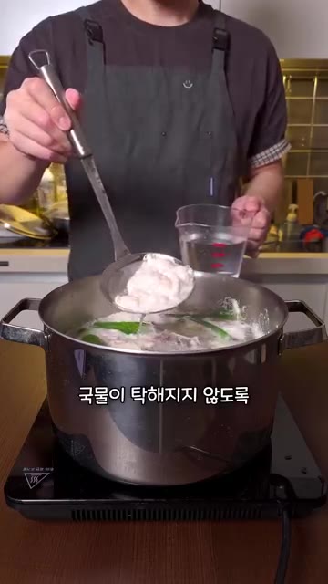 닭 육수를 붓고 밥을 지어줍니다. — 삼계탕 대신 하이난 치킨라이스 만들기