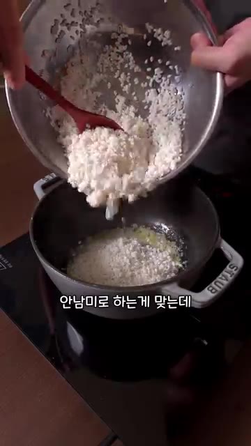 삶은 닭은 건져내 찬물에 식힌 후 물기를 제거하고 참기름을 발라줍니다. — 삼계탕 대신 하이난 치킨라이스 만들기