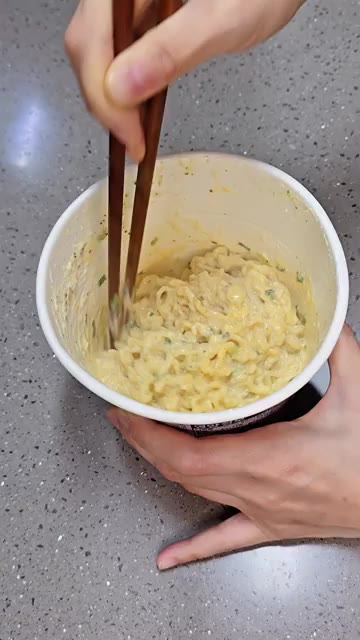 잘 섞어준 뒤 파슬리 가루를 뿌려 크림 파스타를 완성한다. — 박광재 사리곰탕 크림파스타