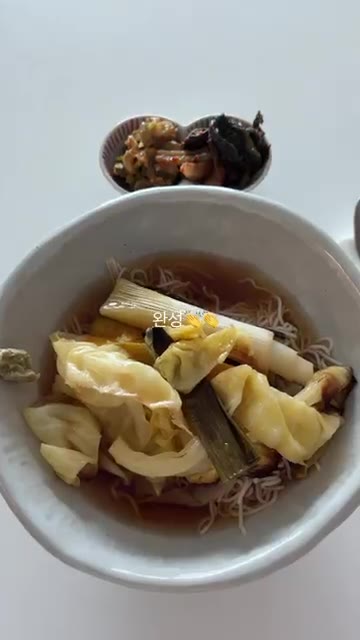 그릇에 소면을 담고 야채 절임 국물을 부어준다. — 여름집밥 아게비타시 야채는 구워야 제맛