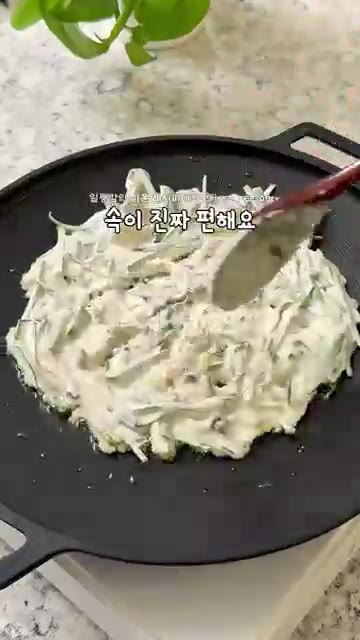 달군 팬에 올리브오일을 두르고 쌀반죽을 넓게 펼친 후, 양념한 소고… — 초간단 원팬 육전 만들기 🥩노밀가루 명절음식 레시피