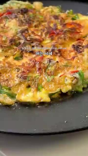 풀어둔 달걀물을 붓고 앞뒤로 노릇하게 구워줍니다. — 초간단 원팬 육전 만들기 🥩노밀가루 명절음식 레시피