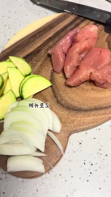 애호박과 양파는 먹기 좋게 썰고 대파와 청양고추는 송송 썰어 준비합니다. — 얼큰 칼칼 명란 순두부찌개