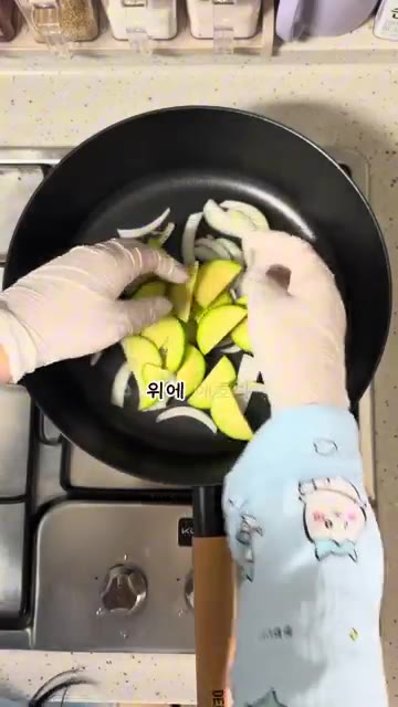 냄비에 양파와 애호박을 넣고 볶다가 양념장을 올려줍니다. — 얼큰 칼칼 명란 순두부찌개