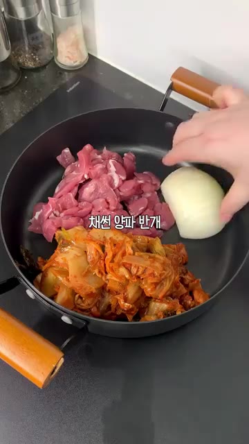 팬에 신김치 400g과 돼지고기 400g, 양파 반 개를 넣고 생수… — 돼지 김치찌개 레시피
