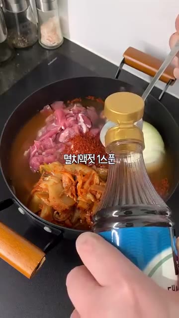 소고기 다시다 1스푼, 설탕 1스푼, 고춧가루 1스푼, 멸치액젓 1… — 돼지 김치찌개 레시피