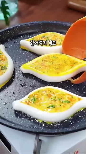 계란, 잘게 썬 당근, 쪽파, 밥, 간장 3방울을 넣고 잘 섞어 계… — 아이가 계속 달라고 조르는 짭조름 고소한 소시지 밥전 레시피