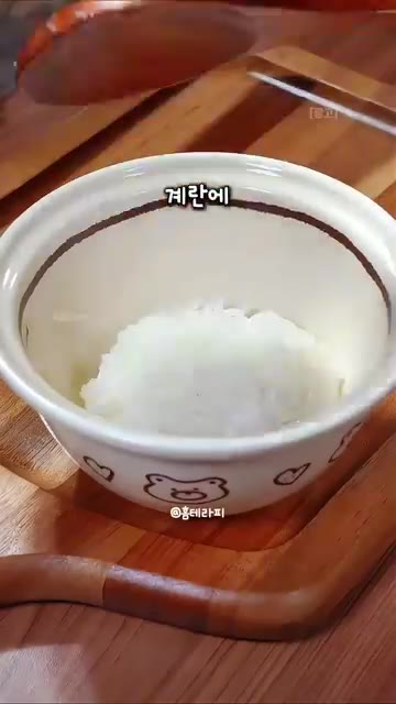 벌려놓은 소시지 안에 계란물을 채워줍니다. — 아이가 계속 달라고 조르는 짭조름 고소한 소시지 밥전 레시피