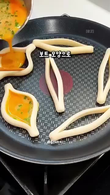 팬에 기름을 두르고 소시지 밥전을 앞뒤로 노릇하게 구워줍니다. — 아이가 계속 달라고 조르는 짭조름 고소한 소시지 밥전 레시피
