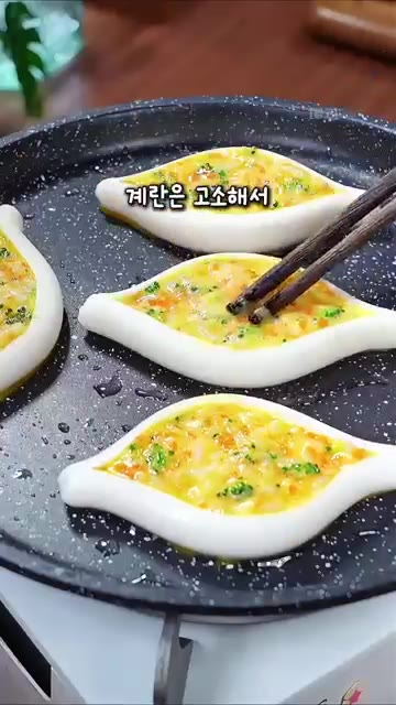 짭조름하고 고소한 소시지 밥전이 완성되었습니다. — 아이가 계속 달라고 조르는 짭조름 고소한 소시지 밥전 레시피