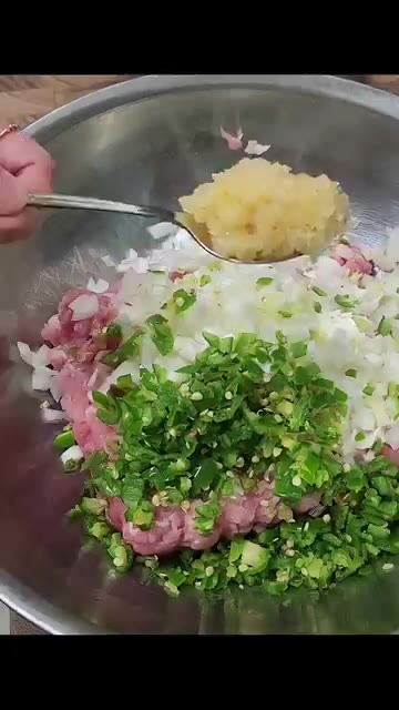 양파, 대파, 청양고추를 잘게 다져줍니다. — 부드럽고 촉촉한 돼지고기 완자 만들기