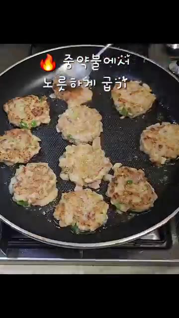 팬에 식용유를 넉넉히 두르고 반죽을 한 숟가락씩 떠서 동글납작하게… — 부드럽고 촉촉한 돼지고기 완자 만들기