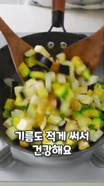 가지도 넣고 볶아줍니다. — 냉장고 채소 3가지로 밥 한 공기 뚝딱하는 치트키 반찬