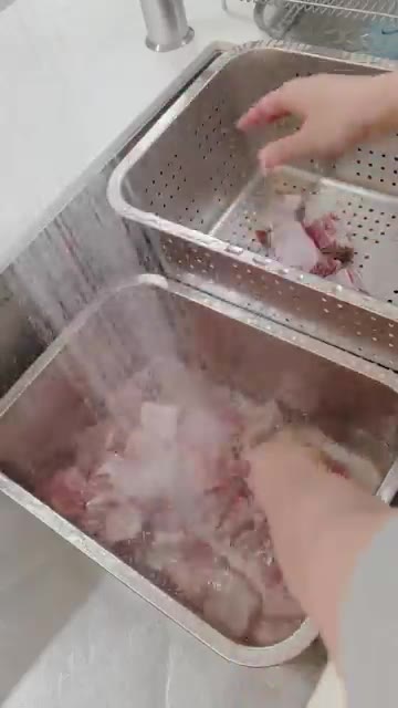 소갈비는 흐르는 물에 깨끗하게 씻어 준비한다. — 소갈비 2kg, 한 번에 손질해서 반은 갈비찜 반은 갈비탕으로